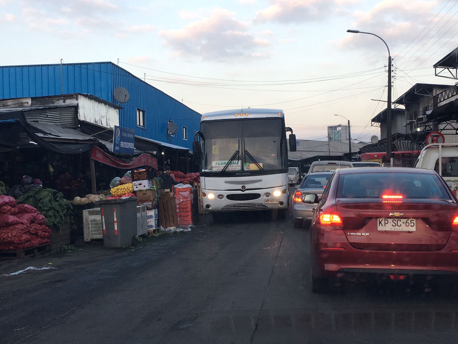 Masivo reclamo por atochamientos y toma de la calzada en Avda. Costanera Quilque Norte en Los Ángeles