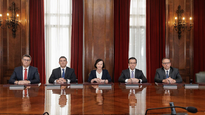 Gobierno reajusta en 14,4% los sueldos del consejo del Banco Central y presidenta ganará $21 millones brutos  