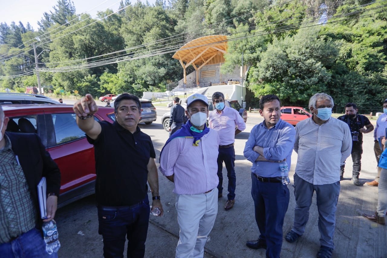 Comprometen en terreno millonarios recursos para un centro de rehabilitación en Antuco y construcción de la cancha Los Lleuques en Mulchén