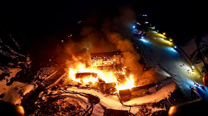 Incendio deja en "pérdida total" al hotel Alto Nevados: Bomberos continúa trabajando en el lugar  
