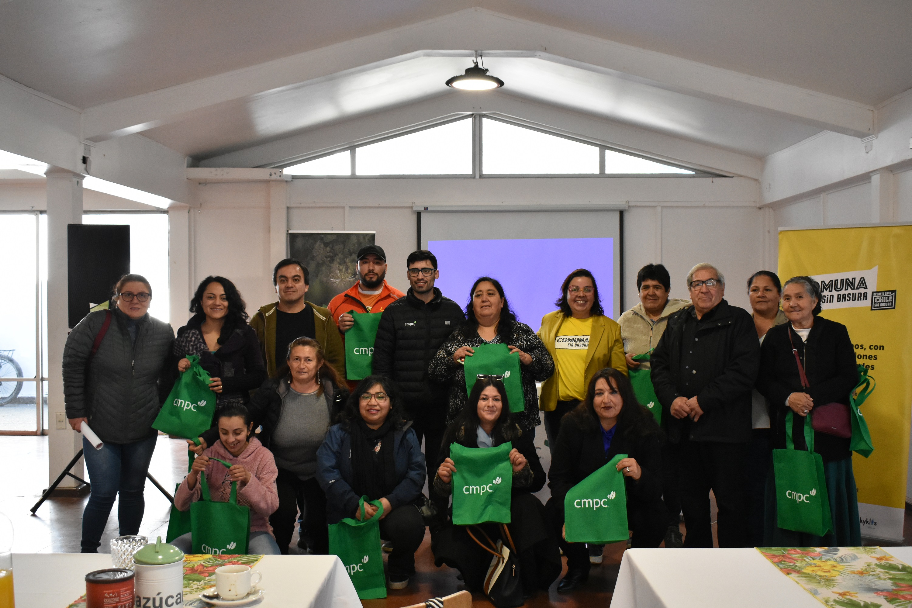 Vecinos de Laja refuerzan su compromiso con el reciclaje en encuentro comunitario del desafío Comuna sin Basura
