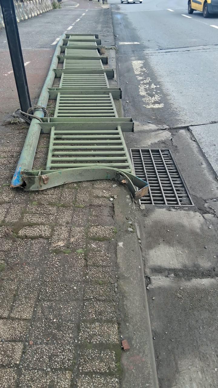 Peligro inminente en calle Los Carrera: Barrera metálica daña vehículo y obliga a intervención municipal