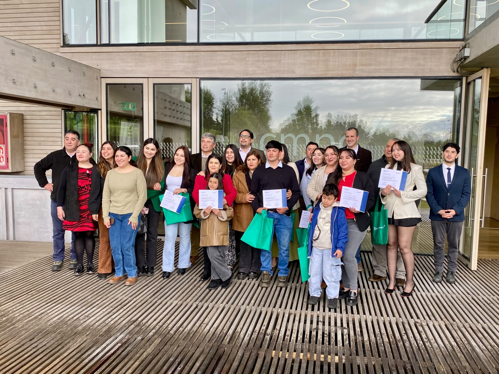 Construye Futuro de CMPC celebró la titulación de jóvenes de sus sedes Los Ángeles y Concepción