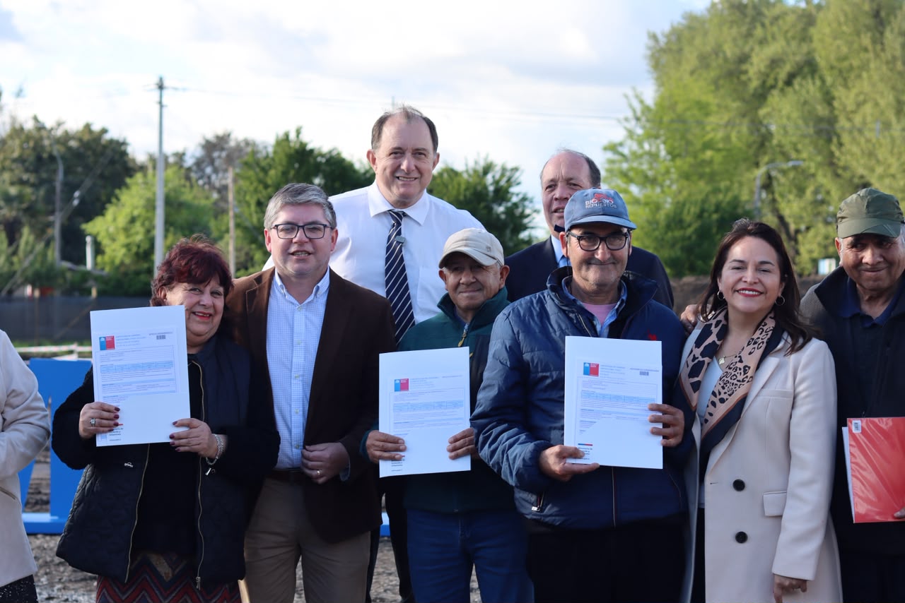 Ministro Ivan Poduje entrega 86 subsidios habitacionales en Negrete: 47 familias provienen de campamentos históricos