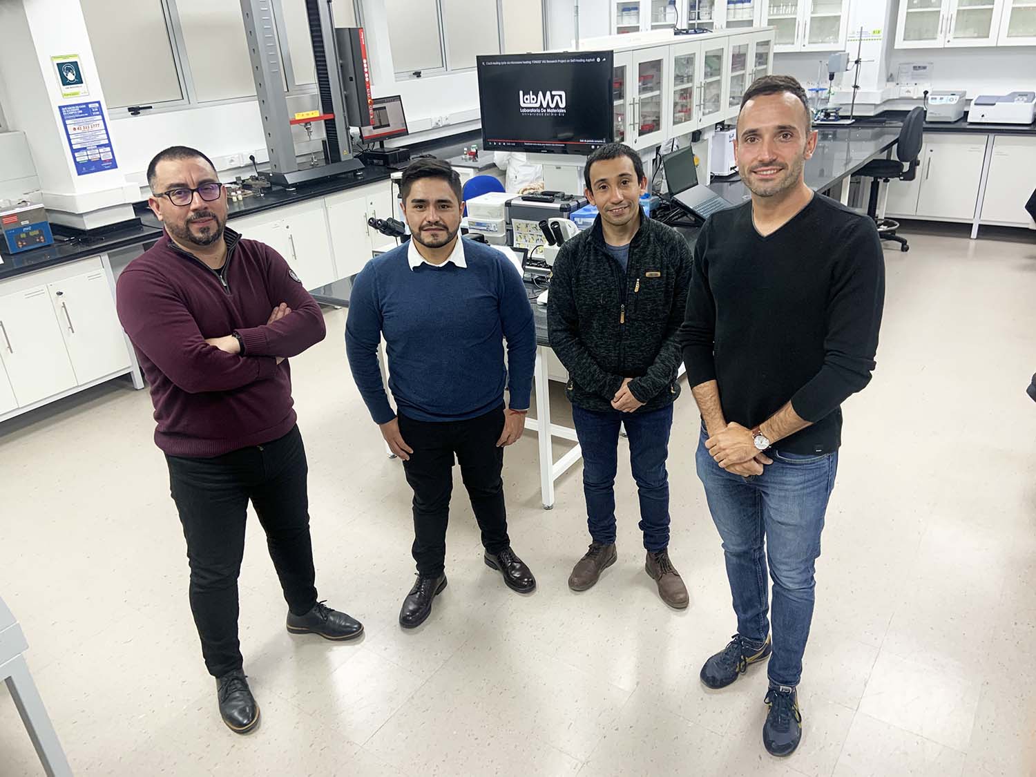 Crean el primer asfalto autorreparable del mundo usando esporas provenientes de las plantas