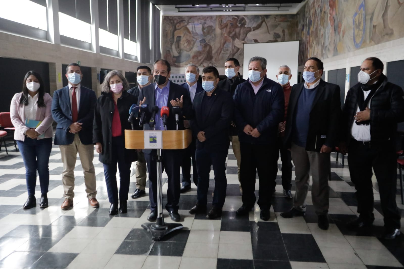 Gobernador y alcaldes critican desinformación desde La Moneda por decreto de Estado de Emergencia