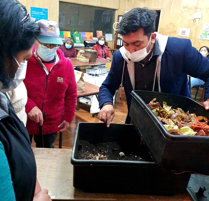 Familias de Altos del Laja disminuyen basura orgánica con compostaje