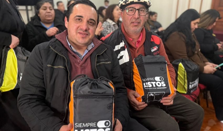 Programa “Siempre Listos” entregó radios solares y baterías a familias de Negrete