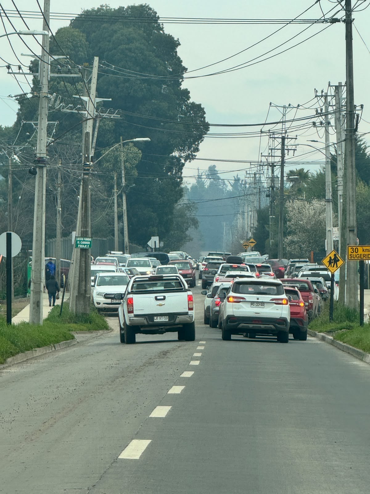 Vecinos de Curamávida en Los Ángeles acusan grave congestión y peligro de accidentes por caos vehicular en el ingreso a colegio