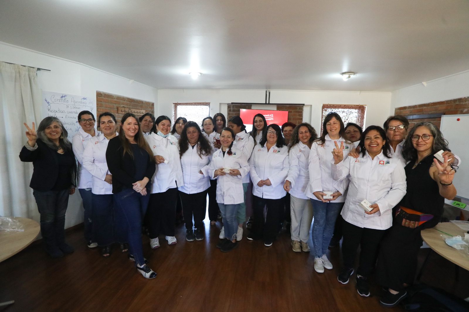 225 mujeres se capacitan gracias a alianza entre GORE y fundación Trabajo Para un Hermano