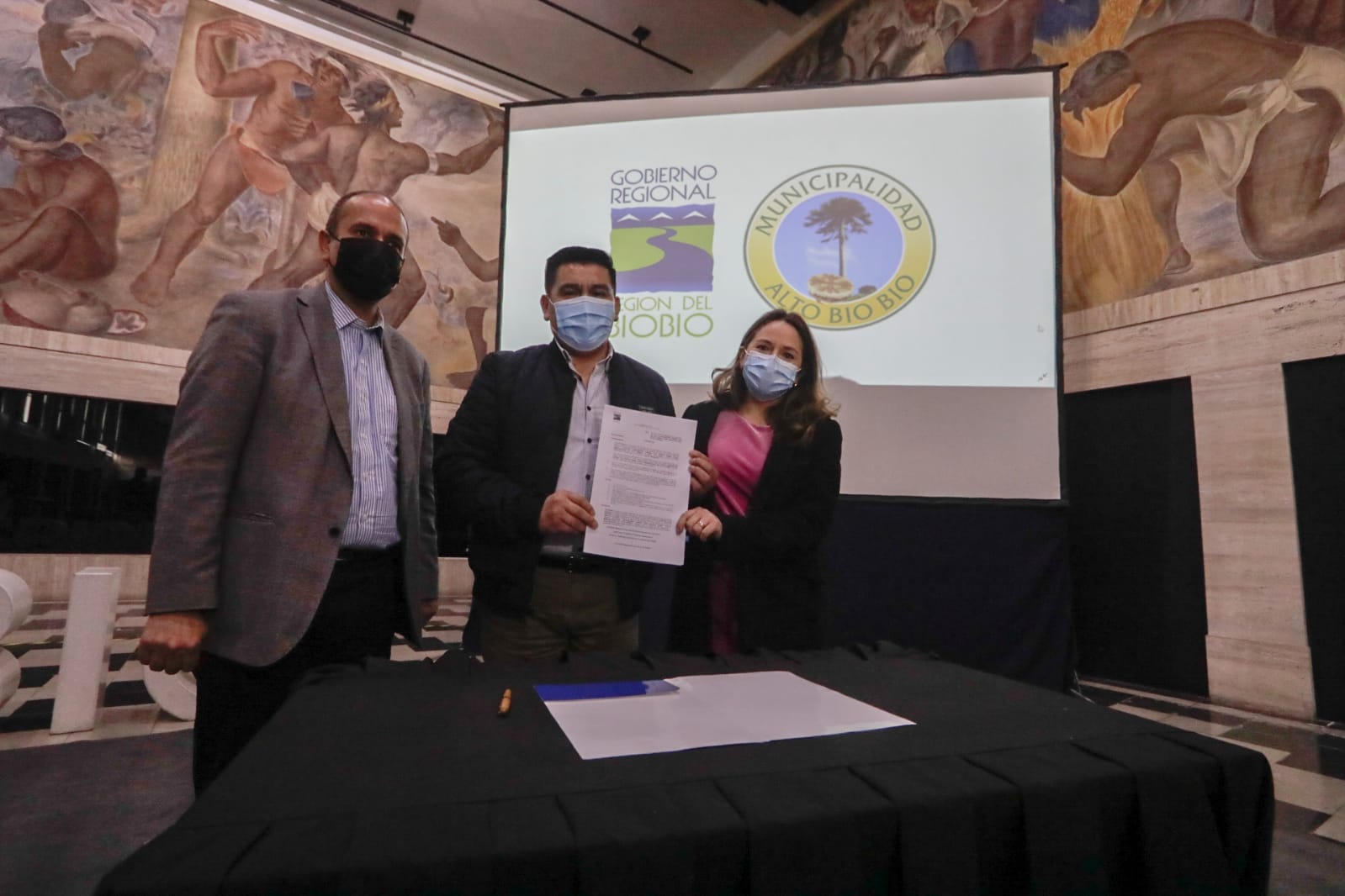 Firman compromiso para adquirir anhelado camión limpia fosas en Alto Biobío