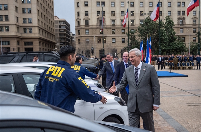 Kast entrega vehículos blindados a la PDI: "También se necesita legislación acorde en lo que es el nuevo esquema de los delitos"