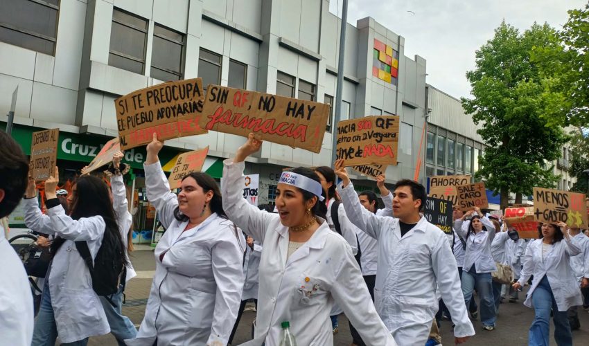 Químicos farmacéuticos advierten riesgos sanitarios por proyecto que modifica dirección de farmacias