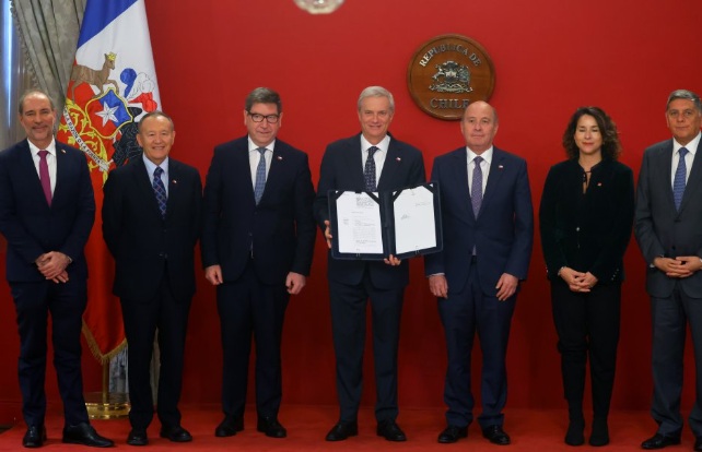 Presidente Kast firmó proyecto de ley que amortigua efectos del "bencinazo"